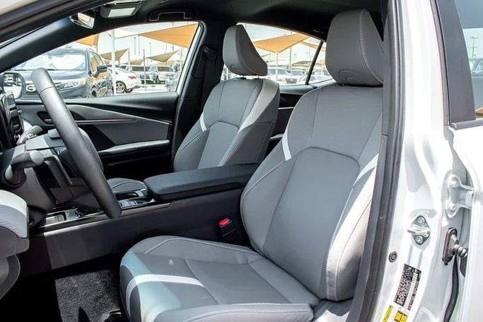 Подержанный Toyota Camry IX (XV80), 2.5 л, 2025 в Шардже от Istanbul Elite Used Cars Белый цвет. Американская | AUTO.AE