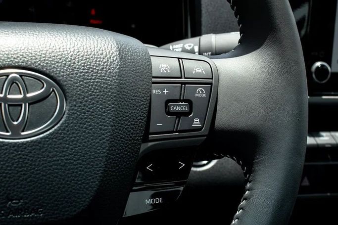 Подержанный Toyota Camry IX (XV80), 2.5 л, 2025 в Шардже от Istanbul Elite Used Cars Белый цвет. Американская | AUTO.AE