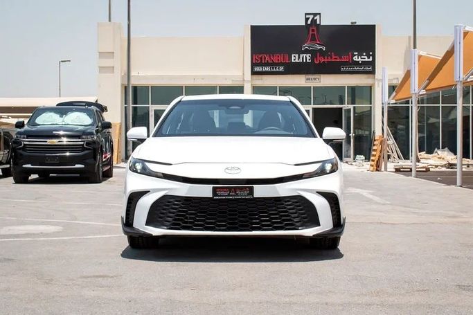 Подержанный Toyota Camry IX (XV80), 2.5 л, 2025 в Шардже от Istanbul Elite Used Cars Белый цвет. Американская | AUTO.AE