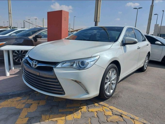 Подержанный Toyota Camry VII (XV50) Рестайлинг 2, 2.0 л, 2017 в Шардже от Alhamoor Used Cars Белый цвет. GCC | AUTO.AE
