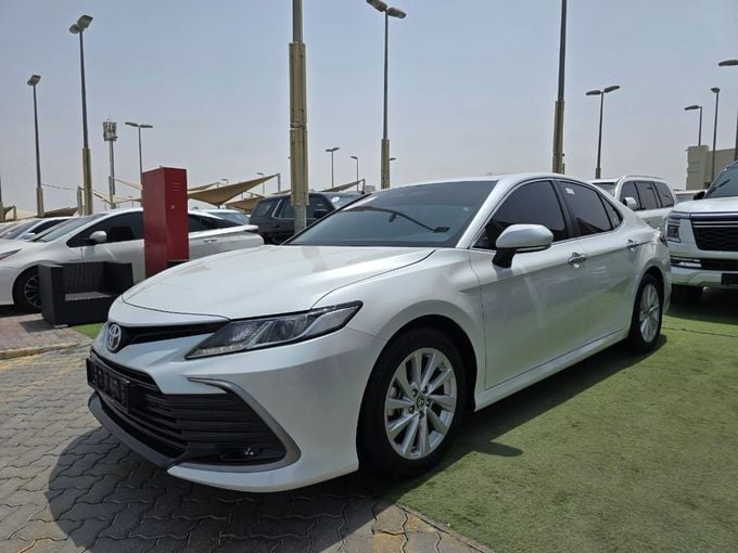 Used Toyota Camry VIII (XV70) Facelift, 2.5 l, 2023 in Sharjah by Rebou Najd Used Cars, White color. GCC Specs | AUTO.AE