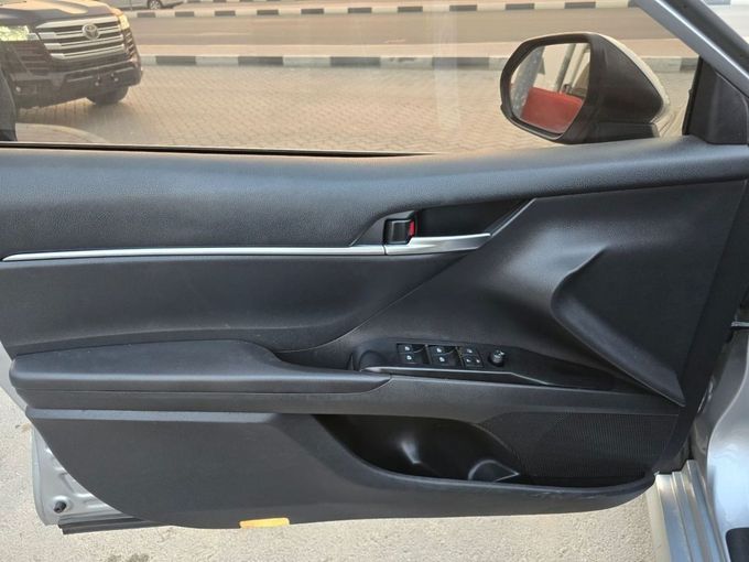 Used Toyota Camry VIII (XV70), 2.5 l, 2019 in Sharjah by Rebou Najd Used Cars, Silver color. American Specs | AUTO.AE