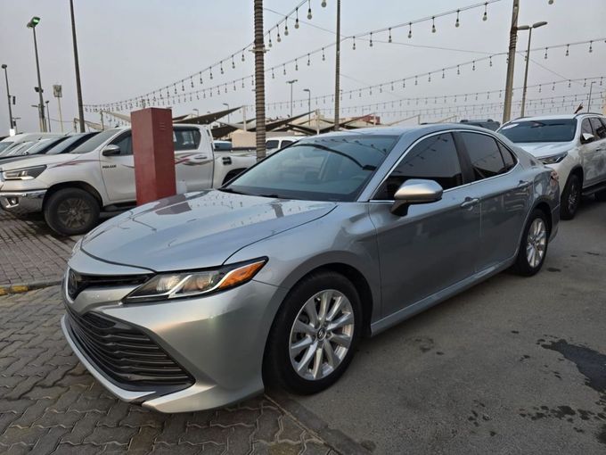 Used Toyota Camry VIII (XV70), 2.5 l, 2019 in Sharjah by Rebou Najd Used Cars, Silver color. American Specs | AUTO.AE