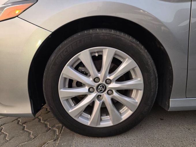 Used Toyota Camry VIII (XV70), 2.5 l, 2019 in Sharjah by Rebou Najd Used Cars, Silver color. American Specs | AUTO.AE