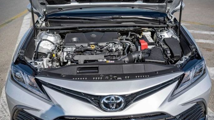 New Toyota Camry VIII (XV70) Facelift, 2.5 l, 2024 in Sharjah by Nour Alnukhba Motors, Silver color. GCC Specs | AUTO.AE