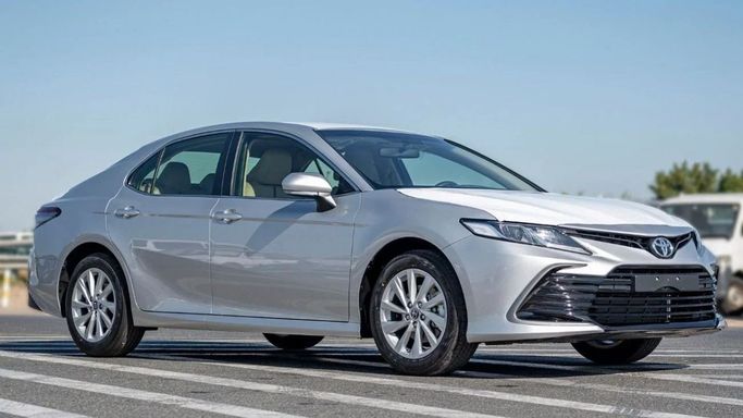New Toyota Camry VIII (XV70) Facelift, 2.5 l, 2023 in Sharjah by Nour Alnukhba Motors, Silver color. GCC Specs | AUTO.AE