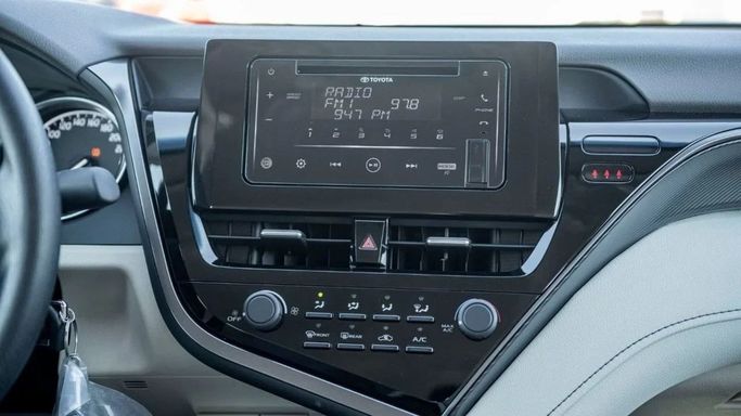 New Toyota Camry VIII (XV70) Facelift, 2.5 l, 2023 in Sharjah by Nour Alnukhba Motors, Silver color. GCC Specs | AUTO.AE