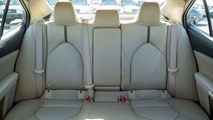 New Toyota Camry VIII (XV70) Facelift, 2.5 l, 2023 in Sharjah by Nour Alnukhba Motors, Silver color. GCC Specs | AUTO.AE