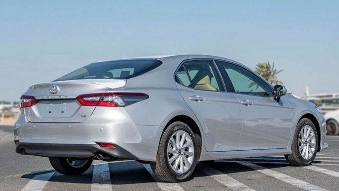 New Toyota Camry VIII (XV70) Facelift, 2.5 l, 2023 in Sharjah by Nour Alnukhba Motors, Silver color. GCC Specs | AUTO.AE