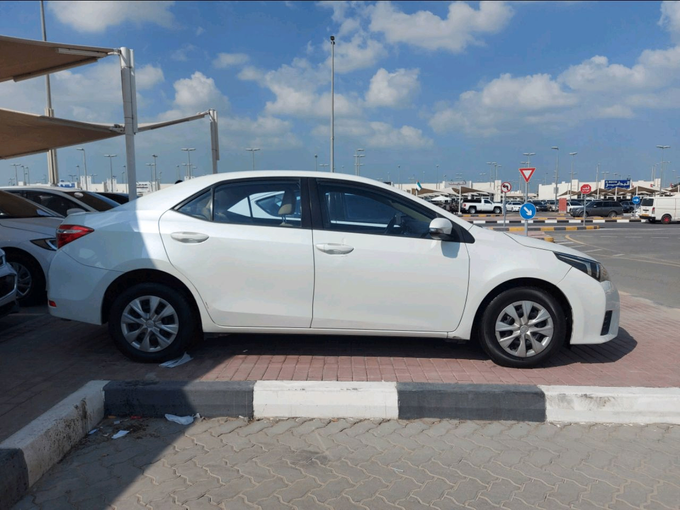 Подержанный Toyota Corolla XI (E160, E170), 1.8 л, 2015 в Шардже от Alhamoor Used Cars Белый цвет. GCC | AUTO.AE