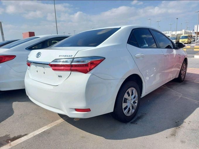 Подержанный Toyota Corolla XI (E160, E170) Рестайлинг, 1.8 л, 2017 в Шардже от Alhamoor Used Cars Белый цвет. GCC | AUTO.AE