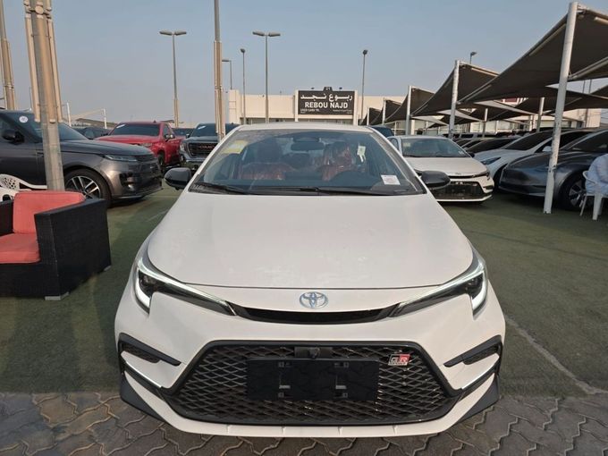 Новый Toyota Corolla Sporty XII (E210) Рестайлинг, 1.8 л, 2025 в Шардже от Rebou Najd Used Cars Белый цвет. Китайская | AUTO.AE
