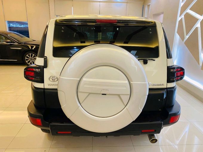 Used Toyota FJ Cruiser, 4.0 l, 2014 in Sharjah by Alhamoor Used Cars, White color. GCC Specs | AUTO.AE