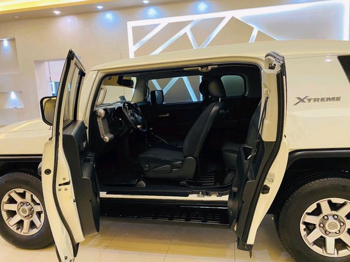 Used Toyota FJ Cruiser, 4.0 l, 2014 in Sharjah by Alhamoor Used Cars, White color. GCC Specs | AUTO.AE