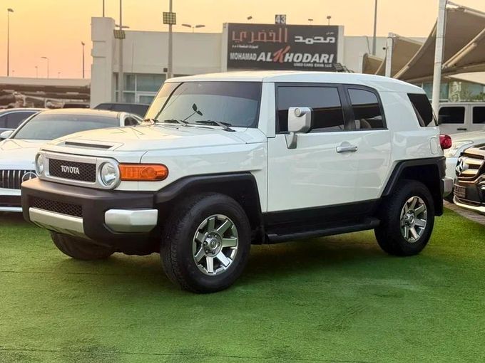 Подержанный Toyota FJ Cruiser, 4.0 л, 2023 в Шардже от Ahmad alkhodari Motors Белый цвет. GCC | AUTO.AE