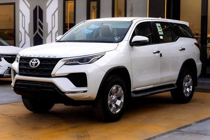 Новый Toyota Fortuner II Рестайлинг, 2.7 л, 2025 в Шардже от Almarid Motors Белый цвет. GCC | AUTO.AE