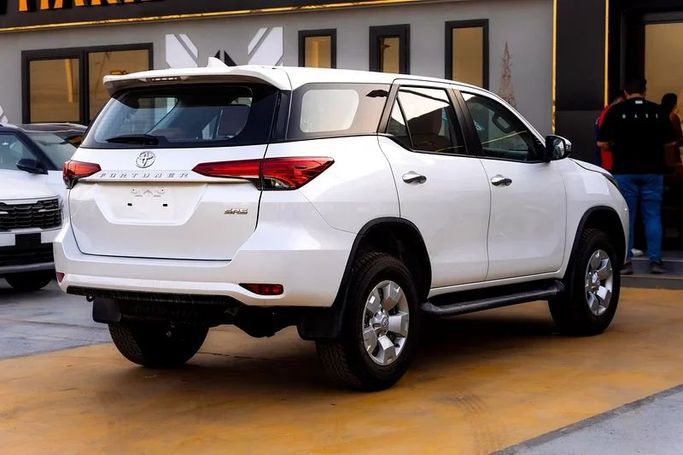Новый Toyota Fortuner II Рестайлинг, 2.7 л, 2025 в Шардже от Almarid Motors Белый цвет. GCC | AUTO.AE