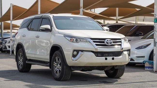 Used Toyota Fortuner II, 2.7 l, 2017 in Sharjah by Alnujoom Al Malakiah Used Cars, White color. GCC Specs | AUTO.AE