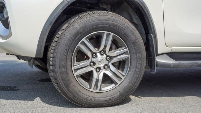 Used Toyota Fortuner II, 2.7 l, 2017 in Sharjah by Alnujoom Al Malakiah Used Cars, White color. GCC Specs | AUTO.AE