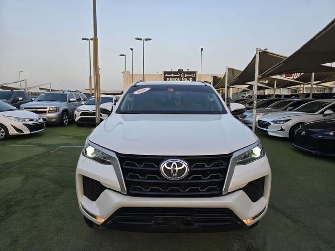Used Toyota Fortuner II Facelift, 2.7 l, 2023 in Sharjah by Rebou Najd Used Cars, White color. GCC Specs | AUTO.AE
