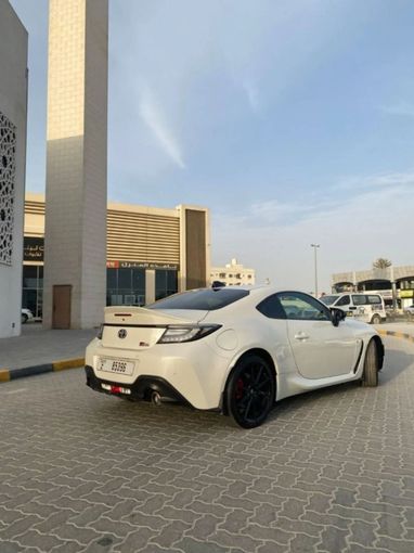 Подержанный Toyota GR86, 2.4 л, 2022 в Шардже от Abo Saif Белый цвет. Американская | AUTO.AE