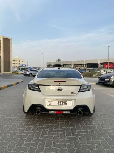 Подержанный Toyota GR86, 2.4 л, 2022 в Шардже от Abo Saif Белый цвет. Американская | AUTO.AE