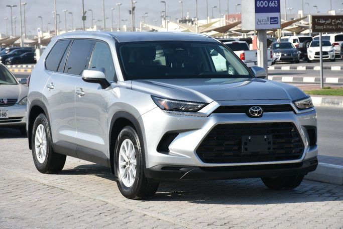 Подержанный Toyota Grand Highlander, 2.4 л, 2024 в Шардже от Alfaris Used Cars Серебристый цвет.  | AUTO.AE