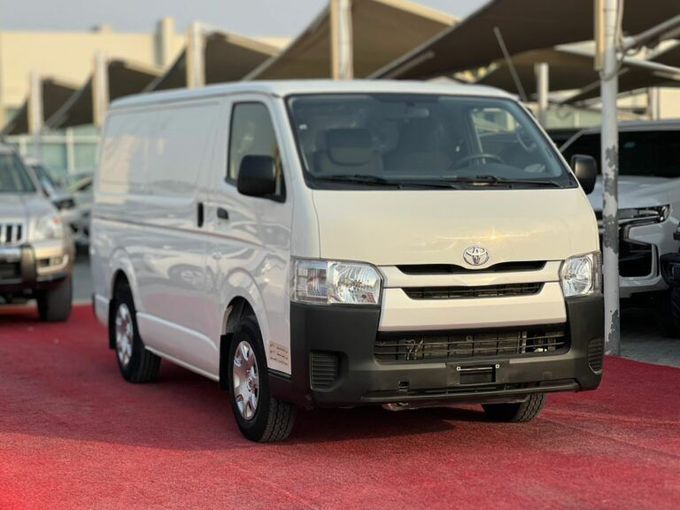 Новый Toyota HiAce H200 Рестайлинг, 2.0 л, 2021 в Шардже от Al Aram Cars Белый цвет. GCC | AUTO.AE