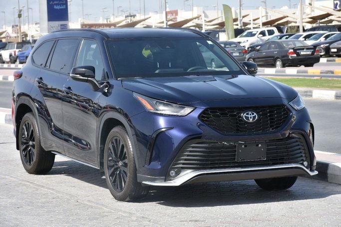 Подержанный Toyota Highlander IV (U70), 3.5 л, 2023 в Шардже от Alfaris Used Cars Синий цвет.  | AUTO.AE