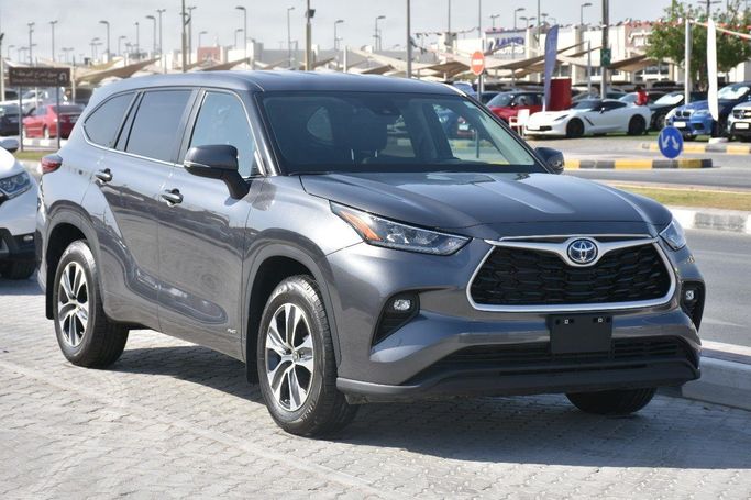 Подержанный Toyota Highlander IV (U70), 2.5 л, 2023 в Шардже от Alfaris Used Cars Серый цвет.  | AUTO.AE