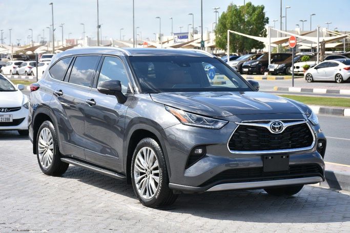 Подержанный Toyota Highlander IV (U70), 2.4 л, 2023 в Шардже от Alfaris Used Cars Серый цвет.  | AUTO.AE