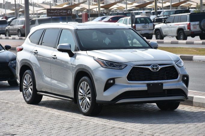 Подержанный Toyota Highlander IV (U70), 2.4 л, 2023 в Шардже от Alfaris Used Cars Серебристый цвет.  | AUTO.AE