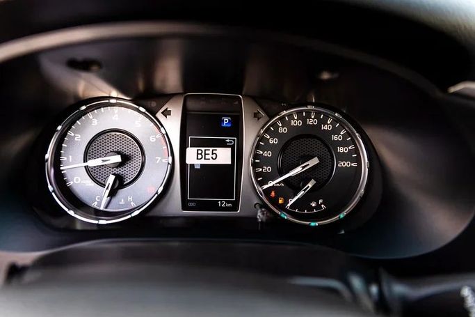 Новый Toyota Hilux VIII Рестайлинг, 4.0 л, 2025 в Шардже от Almarid Motors Белый цвет. GCC | AUTO.AE