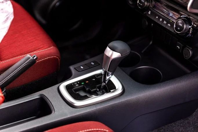 Новый Toyota Hilux VIII Рестайлинг, 4.0 л, 2025 в Шардже от Almarid Motors Белый цвет. GCC | AUTO.AE