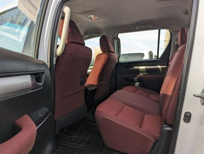 Подержанный Toyota Hilux VIII Рестайлинг, 2.7 л, 2023 в Шардже от Rebou Najd Used Cars Белый цвет. GCC | AUTO.AE