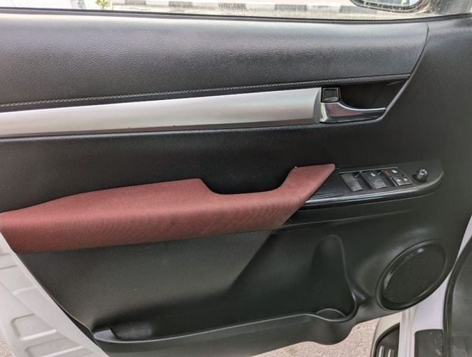 Подержанный Toyota Hilux VIII Рестайлинг, 2.7 л, 2023 в Шардже от Rebou Najd Used Cars Белый цвет. GCC | AUTO.AE