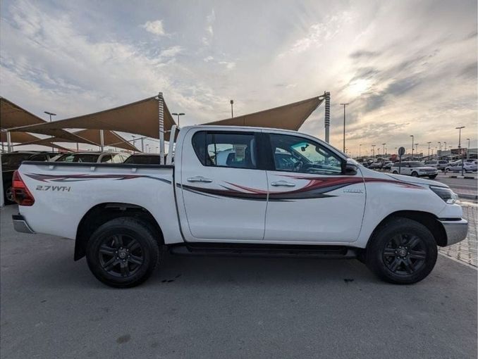 Подержанный Toyota Hilux VIII Рестайлинг, 2.7 л, 2023 в Шардже от Rebou Najd Used Cars Белый цвет. GCC | AUTO.AE