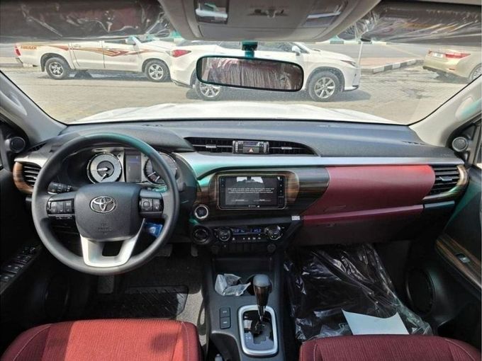 Новый Toyota Hilux VIII Рестайлинг, 2.7 л, 2025 в Шардже от Rebou Najd Used Cars Белый цвет. GCC | AUTO.AE