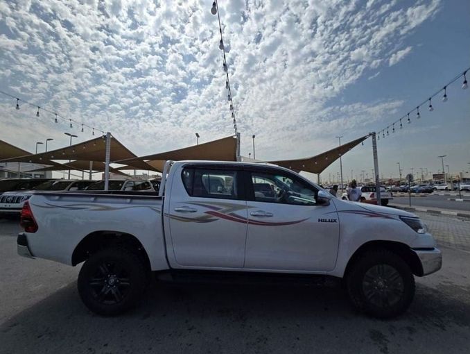 Новый Toyota Hilux VIII Рестайлинг, 2.7 л, 2025 в Шардже от Rebou Najd Used Cars Белый цвет. GCC | AUTO.AE