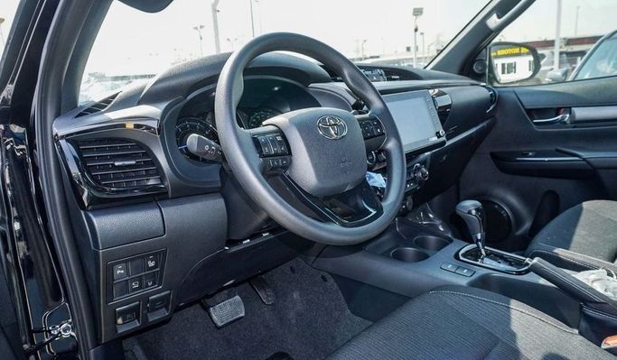 Новый Toyota Hilux VIII Рестайлинг, 2.8 л, 2025 в Шардже от Nour Alnukhba Motors Черный цвет. Other | AUTO.AE