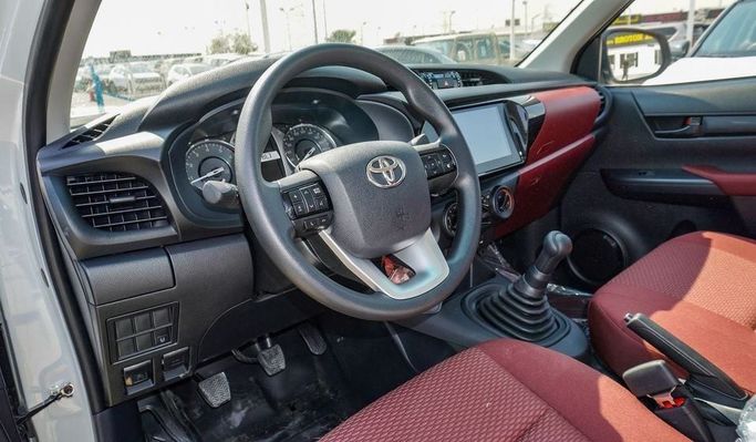 Новый Toyota Hilux Extra Cab VIII Рестайлинг, 2.4 л, 2024 в Шардже от Nour Alnukhba Motors Белый цвет. Other | AUTO.AE