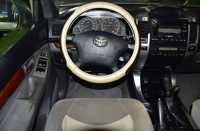 Used Toyota Land Cruiser Prado 120 Series, 4.0 l, 2005 in Sharjah by Honey Gidosha Used Cars Tr., Silver color.  | AUTO.AE
