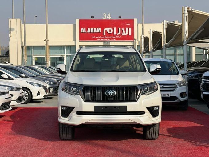 Новый Toyota Land Cruiser Prado 150 Series Рестайлинг 3, 4.0 л, 2022 в Шардже от Al Aram Cars Белый цвет. GCC | AUTO.AE
