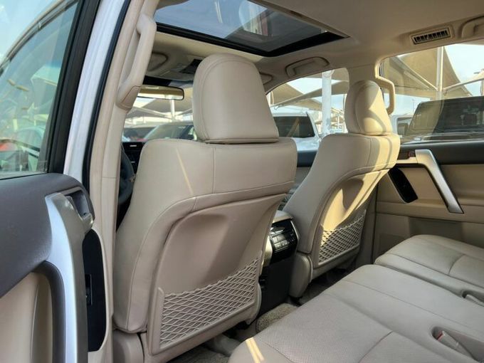 Новый Toyota Land Cruiser Prado 150 Series Рестайлинг 3, 4.0 л, 2022 в Шардже от Al Aram Cars Белый цвет. GCC | AUTO.AE