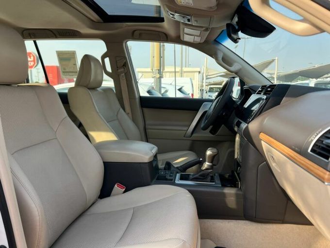 Новый Toyota Land Cruiser Prado 150 Series Рестайлинг 3, 4.0 л, 2022 в Шардже от Al Aram Cars Белый цвет. GCC | AUTO.AE