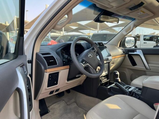 Новый Toyota Land Cruiser Prado 150 Series Рестайлинг 3, 4.0 л, 2022 в Шардже от Al Aram Cars Белый цвет. GCC | AUTO.AE