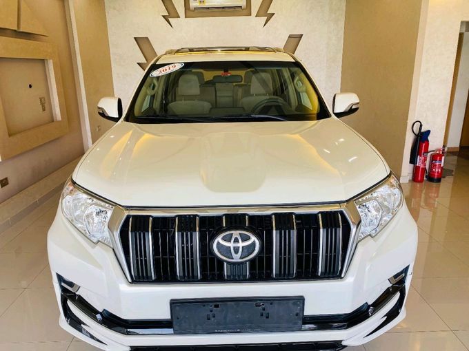 Подержанный Toyota Land Cruiser Prado 150 Series Рестайлинг 2, 3.5 л, 2019 в Шардже от Alhamoor Used Cars Белый цвет. GCC | AUTO.AE