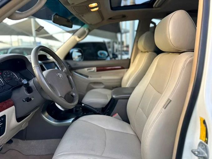 Подержанный Toyota Land Cruiser Prado 120 Series, 4.0 л, 2006 в Шардже от Ahmad alkhodari Motors Серебристый цвет. GCC | AUTO.AE
