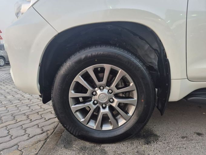 Used Toyota Land Cruiser Prado 150 Series Facelift 3, 4.0 l, 2021 in Sharjah by Rebou Najd Used Cars, White color. GCC Specs | AUTO.AE