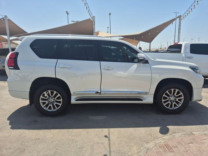 Used Toyota Land Cruiser Prado 150 Series Facelift 2, 4.0 l, 2019 in Sharjah by Rebou Najd Used Cars, White color. GCC Specs | AUTO.AE